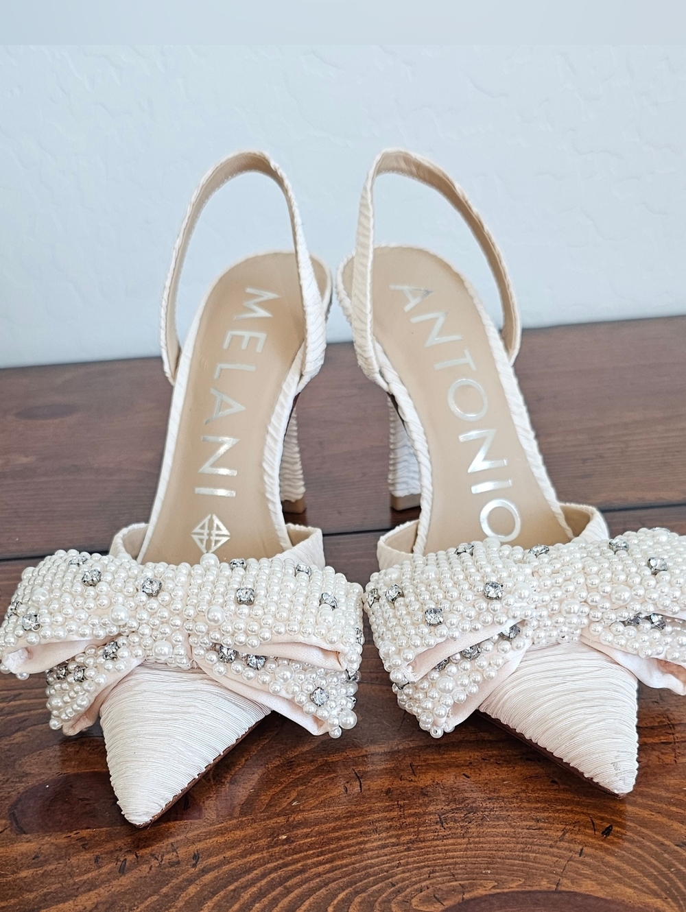 ANTONIO MELANI Cream Pearl & Crystal Bow Wedding Formal Pumps Women 6.5, 7 &7.5